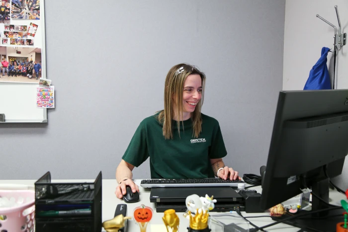 https://careers.gentex.com/uploads/laughing_at_computer_edit.png